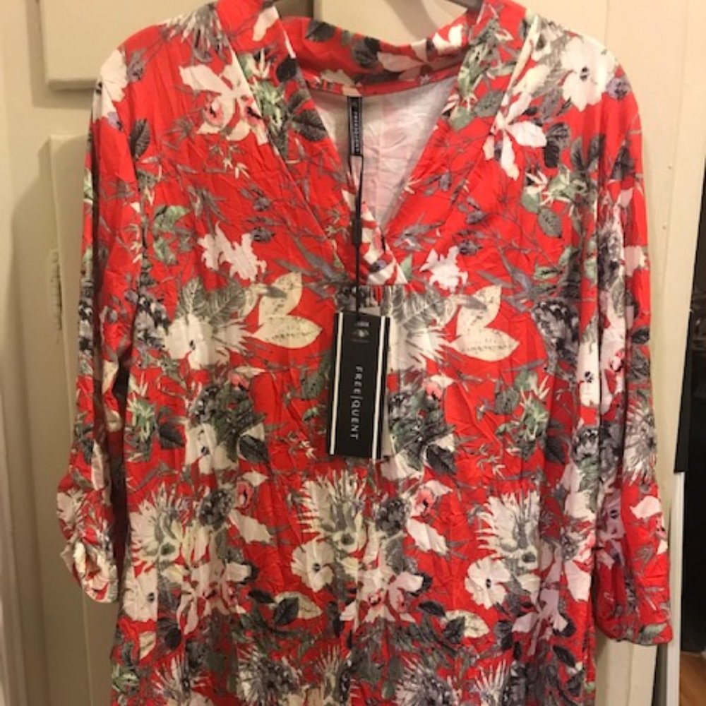Free Quent tomato mix print v crinkle tunic NWT